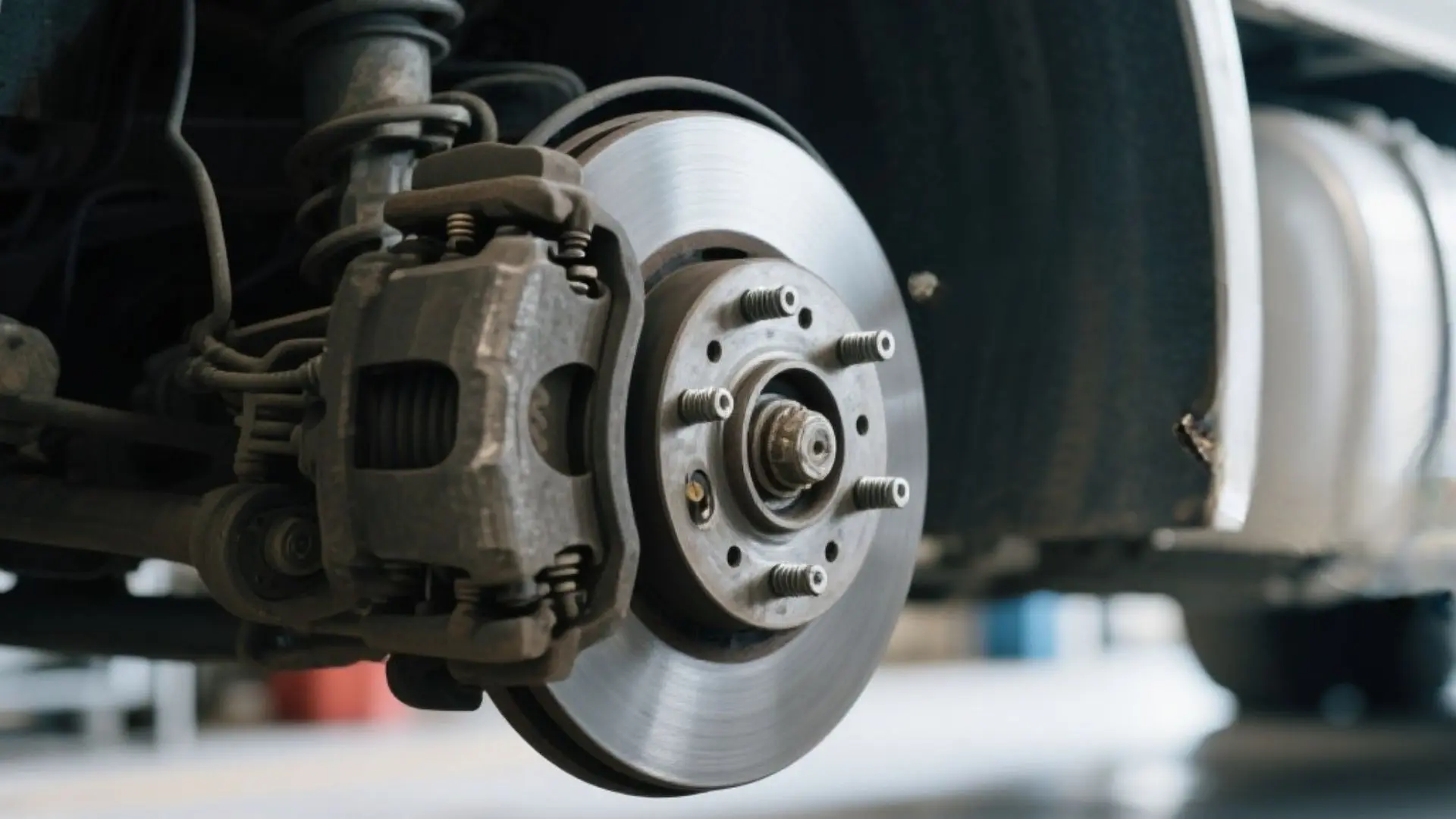 Mecánico instalando nuevas zapatas y hardware en el sistema de frenos de un Freightliner M2, asegurando un funcionamiento óptimo y seguro.